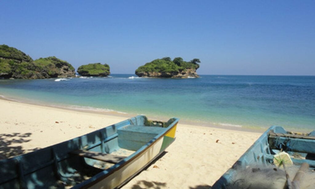 Pantai Watukarung, Primadona Wisata Pacitan yang Aksesnya Bikin Wisatawan Nangis Mojok.co