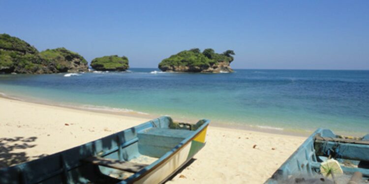 Pantai Watukarung, Primadona Wisata Pacitan yang Aksesnya Bikin Wisatawan Nangis Mojok.co