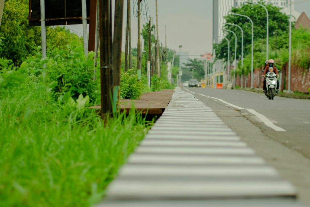 Rindangnya Pepohonan Kawasan SIER Surabaya Memang Memanjakan Mata, tapi Bikin Hidung Tersiksa