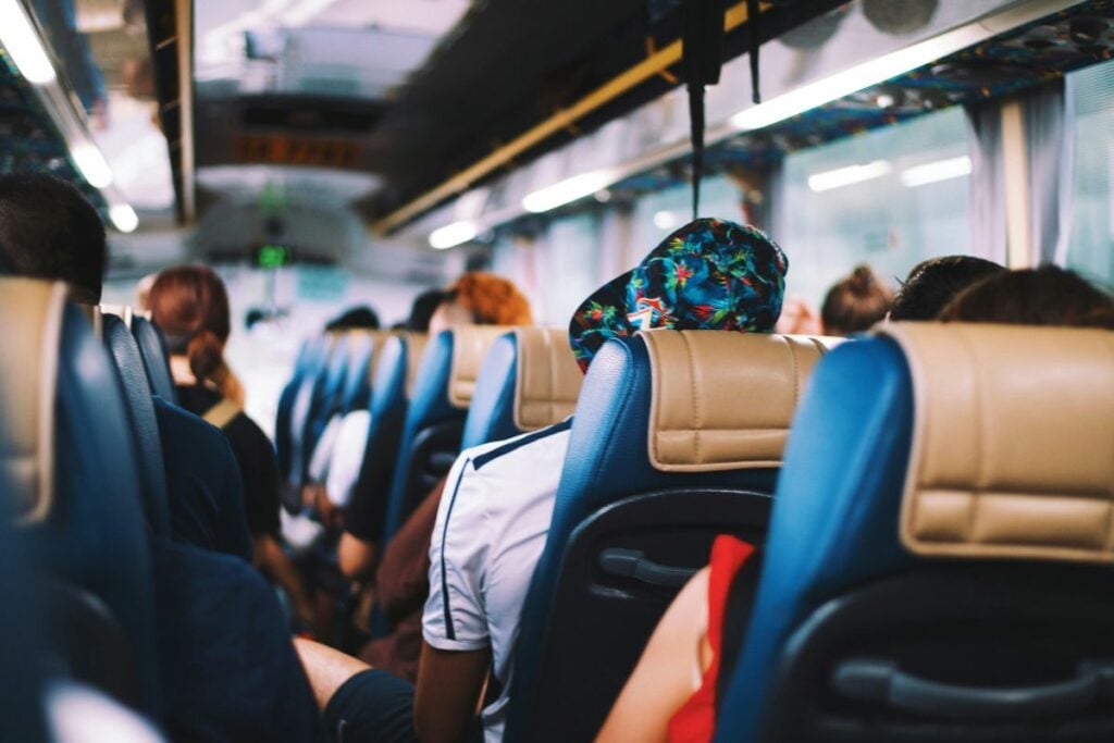 Pertama Kali Naik Bus Harapan Jaya dari Semarang ke Blitar: AC Bocor, Ban Pecah, tapi Snack Melimpah