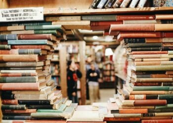 Derita Jadi Pustakawan: Dianggap Bergaji Besar dan Kerjanya Menata Buku Aja