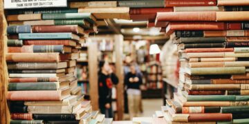 Derita Jadi Pustakawan: Dianggap Bergaji Besar dan Kerjanya Menata Buku Aja