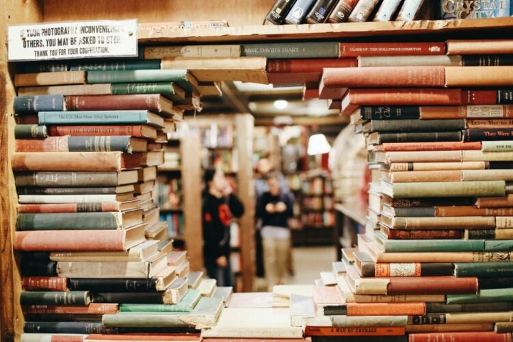 Derita Jadi Pustakawan: Dianggap Bergaji Besar dan Kerjanya Menata Buku Aja