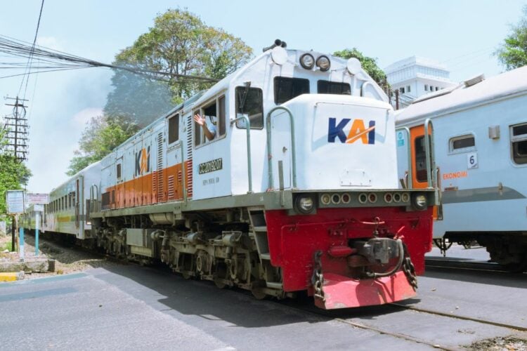 Perlintasan Kereta Pasar Minggu-Condet Jadi Jalur Neraka Akibat Pengendara Lawan Arah