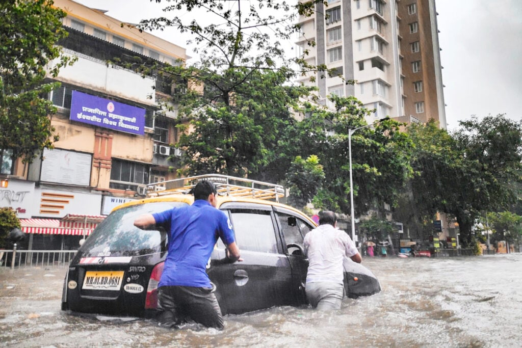 Ilustrasi Banjir Malang Naik 500% di 2025 Bukti Busuknya Pemerintah (Unsplash)
