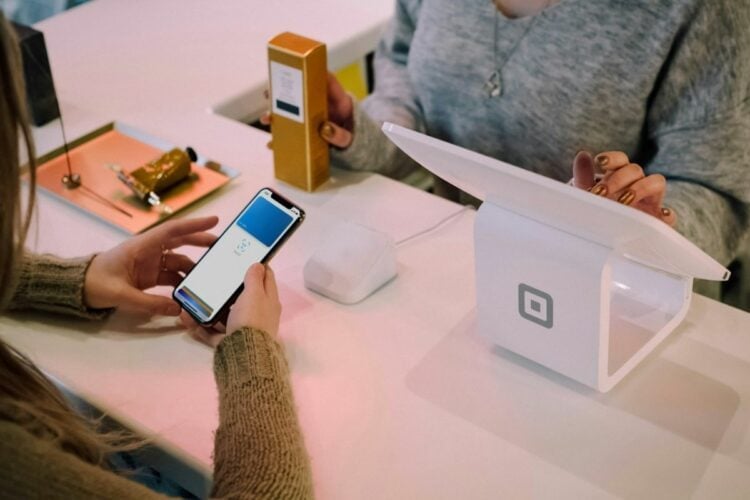 Nggak Punya QRIS, Nenek Dituduh Nggak Mau Bayar Roti (Unsplash)