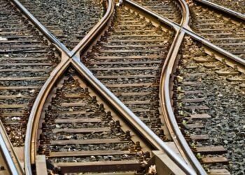 Menengok Bagaimana Penjaga Palang Kereta Api Bekerja, Termasuk Berapa Gajinya dan Gimana Cara Mendaftarnya  