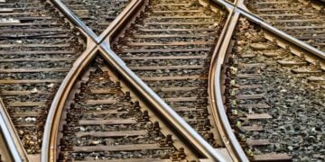 Menengok Bagaimana Penjaga Palang Kereta Api Bekerja, Termasuk Berapa Gajinya dan Gimana Cara Mendaftarnya  