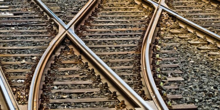 Menengok Bagaimana Penjaga Palang Kereta Api Bekerja, Termasuk Berapa Gajinya dan Gimana Cara Mendaftarnya  