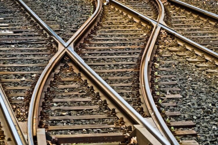 Menengok Bagaimana Penjaga Palang Kereta Api Bekerja, Termasuk Berapa Gajinya dan Gimana Cara Mendaftarnya  