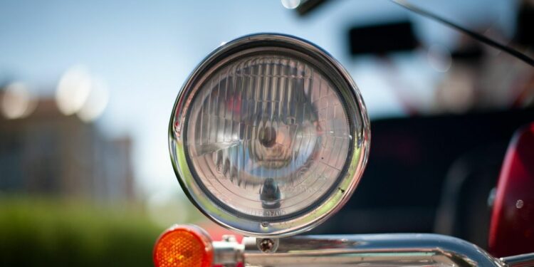 Bertanya dengan Nada Lembut pada Pengendara Motor yang Belok Dulu Baru Nyalain Lampu Sein, Kalian Ini Mikir Nggak Sih?