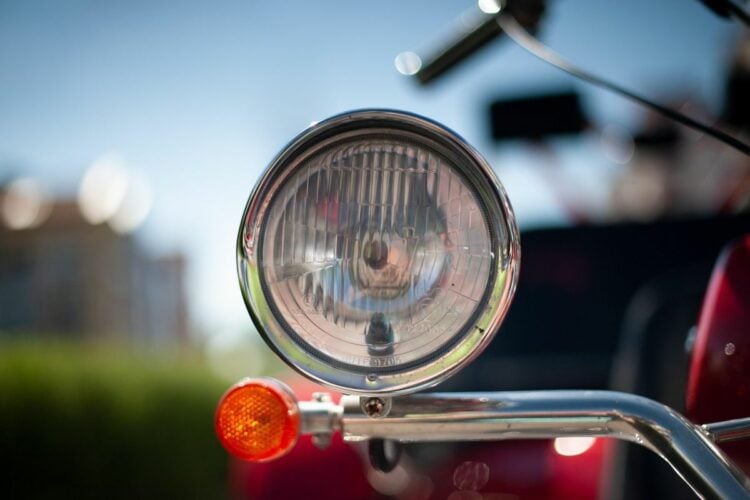 Bertanya dengan Nada Lembut pada Pengendara Motor yang Belok Dulu Baru Nyalain Lampu Sein, Kalian Ini Mikir Nggak Sih?