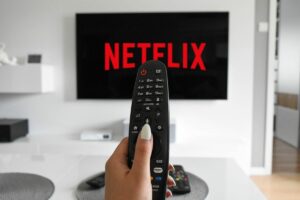 5 Hal yang Mungkin Terjadi Setelah Netflix Resmi Mengakuisisi Warner Bros