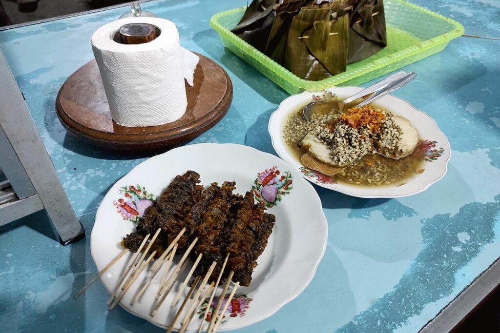 Lontong Kupang Tidak Cocok untuk Lidah Saya yang Terlampau Agraris