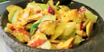 Rujak Buah Jawa Timur Pakai Tahu Tempe: Nggak Masuk Akal, tapi Enak