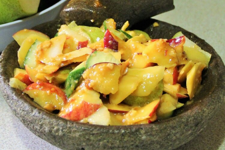 Rujak Buah Jawa Timur Pakai Tahu Tempe: Nggak Masuk Akal, tapi Enak