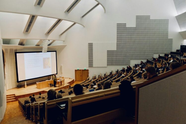 7 Lagu Bahasa Inggris Mewakili Jeritan Hati Dosen di Indonesia (Unsplash)