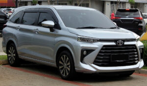 Kursi Baris Ketiga Avanza dan Xenia Adalah Simulasi Siksa Kubur Versi Lite: Lutut Ketemu Dagu, AC Hawa Neraka, dan Ujian Kesabaran Bagi Menantu yang Belum Mapan