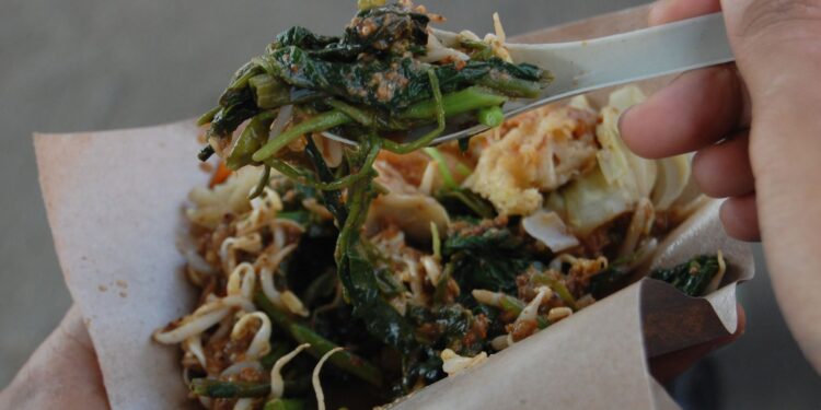 Warung Gunung Semeru Lumajang Ikonik, tapi Nggak Cocok untuk Kalian yang Kesabarannya Setipis Tisu Mojok.co