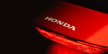 Honda Civic Genio: Tampan, Nyaman, Harga 30 Jutaan, tapi Menuntut Kesabaran Mojok.co honda civic fd