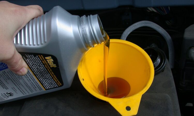 5 Cara Mudah Mengetahui Oli Palsu Menurut Penjual Spare Part Mojok.co