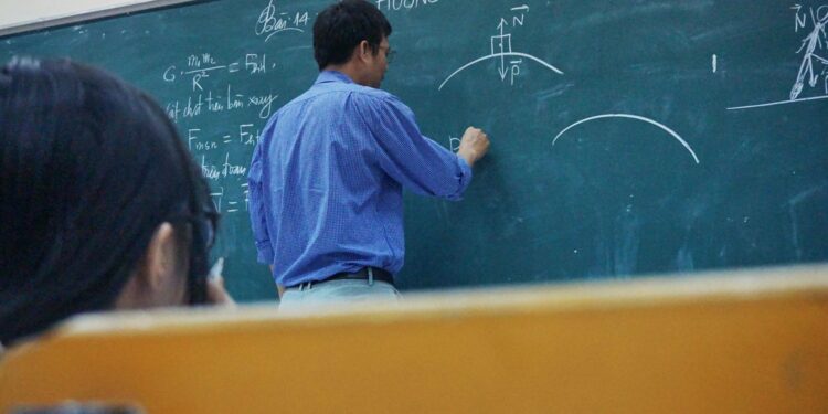 Alasan Saya Lebih Nyaman Diajar Dosen Muda daripada Dosen Tua Mojok.co