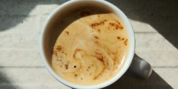 Alasan Orang Lebih Memilih Menu Kopi Susu Gula Aren daripada Menu Kopi Lain di Kafe Mojok.co