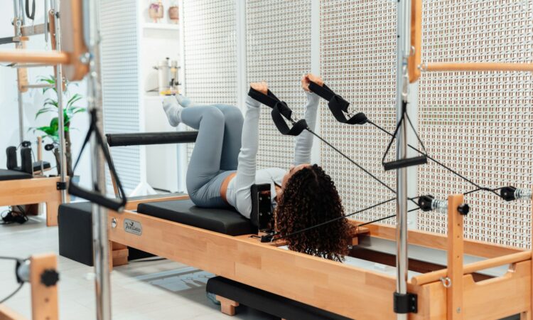 5 Hal yang Perlu Diperhatikan Pemula Sebelum Ikut Kelas Pilates selain Persiapan Uang Mojok.co