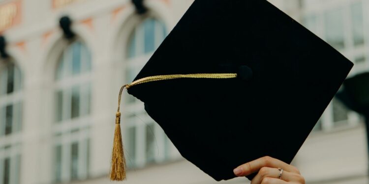 Jangan Kuliah S2 Tanpa Rencana Matang, Bisa-bisa Ijazah Kalian Overqualified dan Akhirnya Menyesal mojok.co