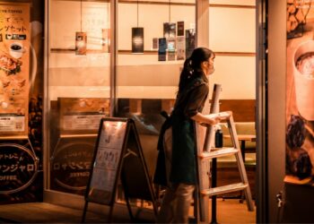 Mahasiswa yang Kuliah Sambil Kerja Adalah Petarung Sesungguhnya, Layak Diapresiasi Mojok.co