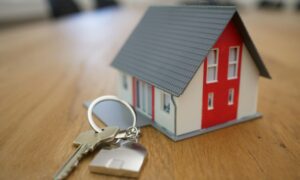 4 Keunggulan Tinggal di Rumah Kontrakan yang Jarang Dibicarakan Banyak Orang Mojok.co kos kontrak rumah