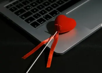 Pengalaman Saya Nyaris Gabung Sindikat Love Scamming Internasional di Sleman. Gajinya Besar, tapi Harus Jadi Cewek Seksi dan Bisa Sexting Mojok.co