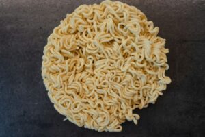 Tak Ada Mie Instan yang Tetap Enak Dimakan Mentah selain Mie Sedaap Goreng