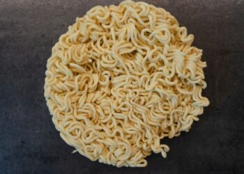 Tak Ada Mie Instan yang Tetap Enak Dimakan Mentah selain Mie Sedaap Goreng