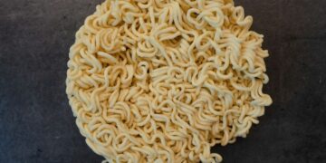 Tak Ada Mie Instan yang Tetap Enak Dimakan Mentah selain Mie Sedaap Goreng