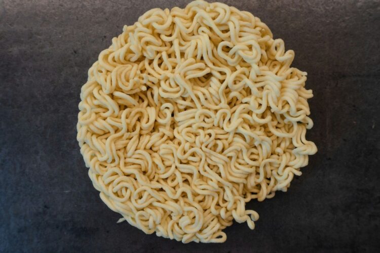 Tak Ada Mie Instan yang Tetap Enak Dimakan Mentah selain Mie Sedaap Goreng