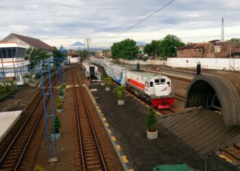 Ambarawa Ekspres: Kereta Api Pantura yang Krisis Identitas, Bikin Sesat Calon Penumpang