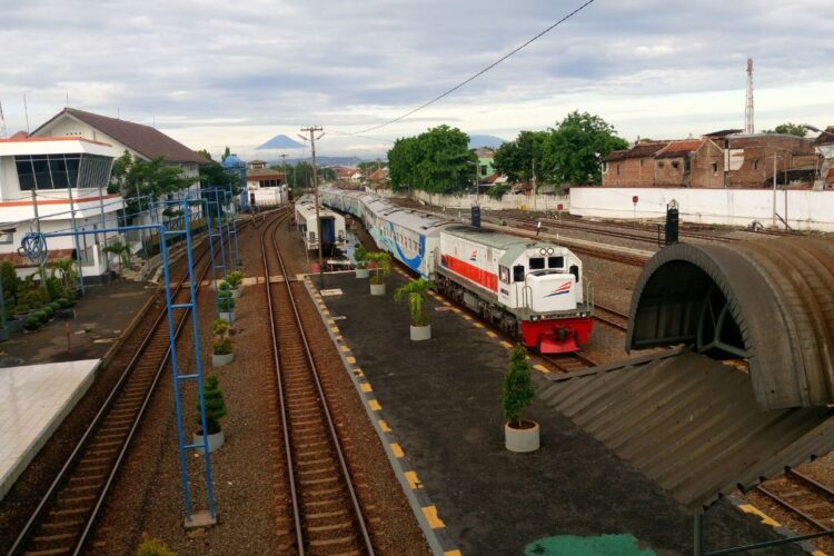 Ambarawa Ekspres: Kereta Api Pantura yang Krisis Identitas, Bikin Sesat Calon Penumpang