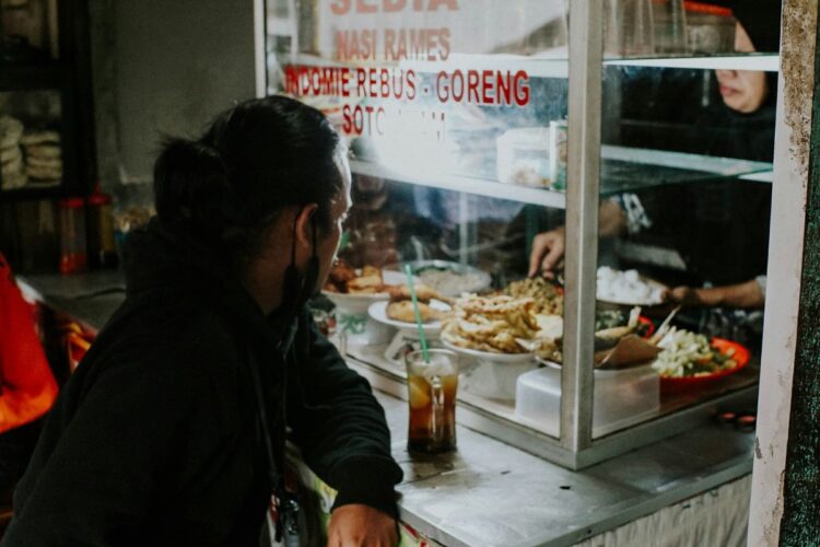 Peh, Cucut, dan Larak: Menu Pecak Andalan di Warteg yang Enak tapi Bikin Pembeli Merasa Bersalah