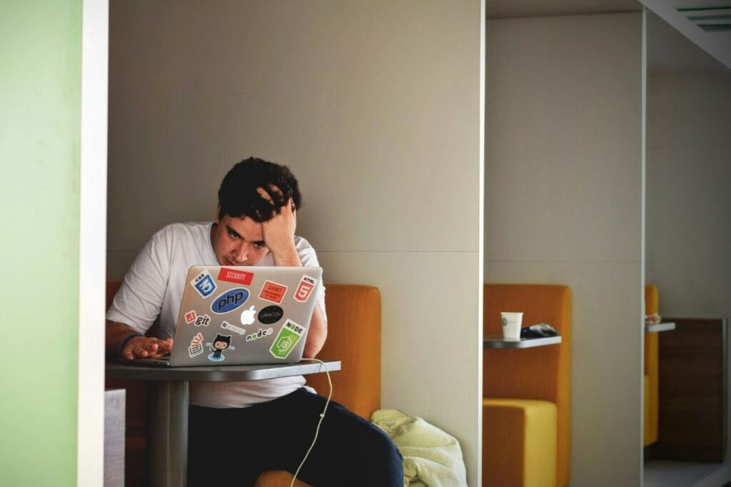 Mahasiswa Kelas Karyawan Adalah Ras Terkuat di Bumi: Pagi Dimaki Bos, Malam Dihajar Dosen, Hari Minggu Tetap Masuk