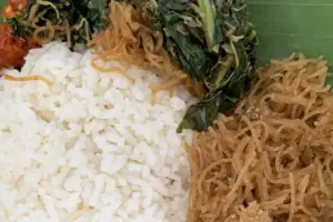 Mengapa Nasi Berkat Tahlilan Terasa Nikmat padahal Lauknya Sederhana?