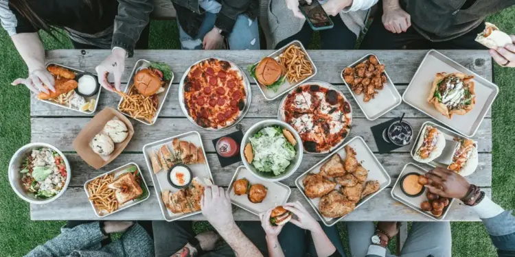 Reuni Adalah Ajang Pamer Kesuksesan Paling Munafik: Silaturahmi Cuma Kedok, Aslinya Mau Validasi Siapa yang Paling Cepat Jadi Orang Kaya, yang Miskin Harap Sadar Diri