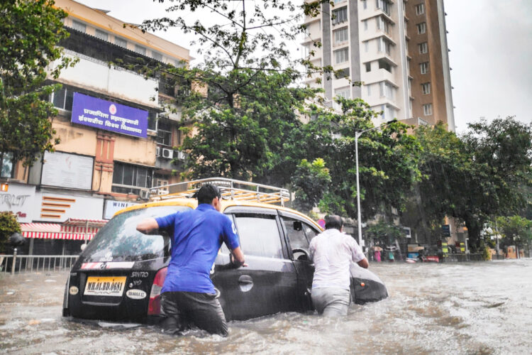 Ilustrasi Hadapi Banjir, Warga Pantura Paling Kuat Nikmati Kesengsaraan (Unsplash)
