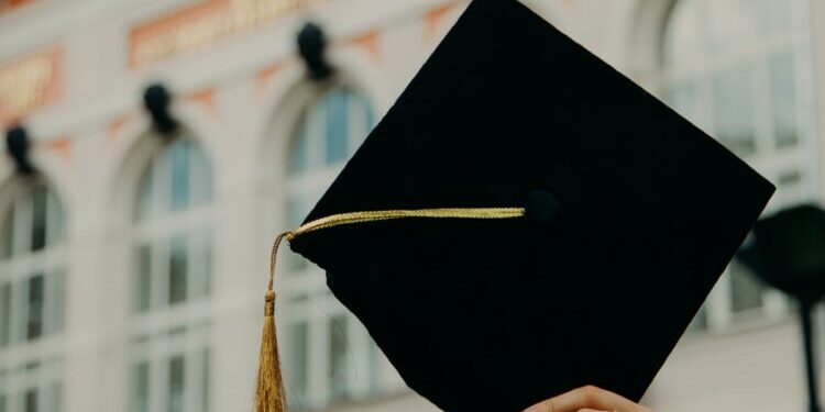 Lulusan S2 Nelangsa dan Ijazahnya Tak Lagi Bisa Diharapkan (Unsplash)