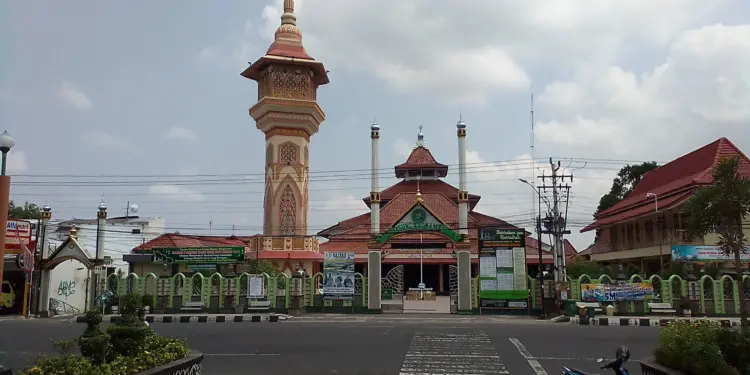 Gambar Masjid Kauman Kebumen yang terletak di sisi barat alun-alun kebumen - Mojok.co