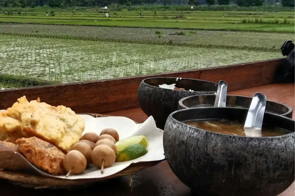 6 Tips Makan Soto Ayam Jalan Bank H. Loso Purwokerto Agar Makin Nikmat Mojok.co