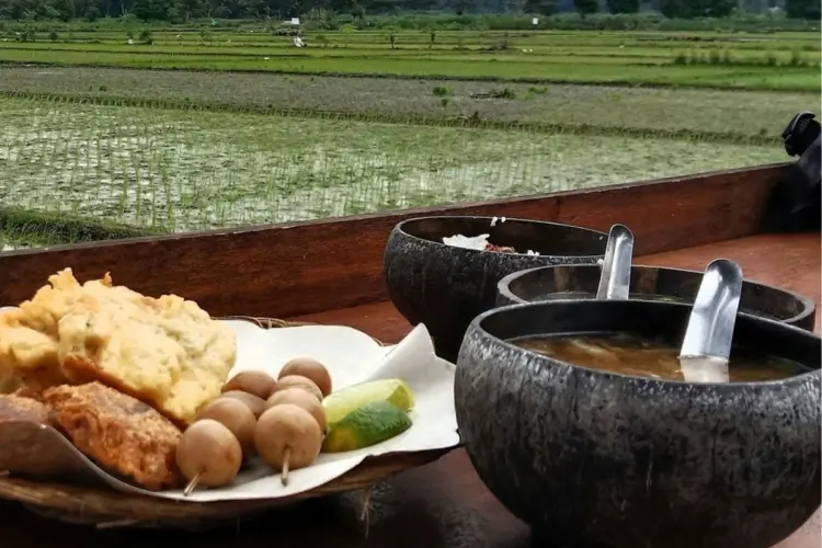 6 Tips Makan Soto Ayam Jalan Bank H. Loso Purwokerto Agar Makin Nikmat Mojok.co