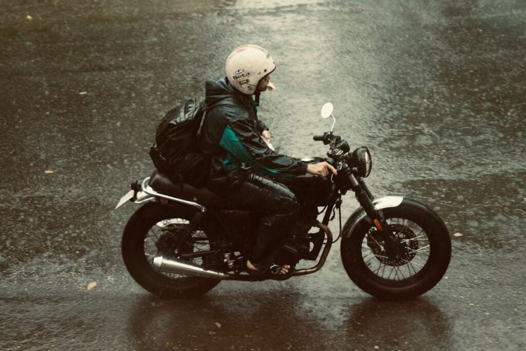 Pengendara Motor yang Juga Pengguna Kacamata Adalah Orang Paling Sial ketika Hujan