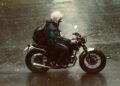 Pengendara Motor yang Juga Pengguna Kacamata Adalah Orang Paling Sial ketika Hujan