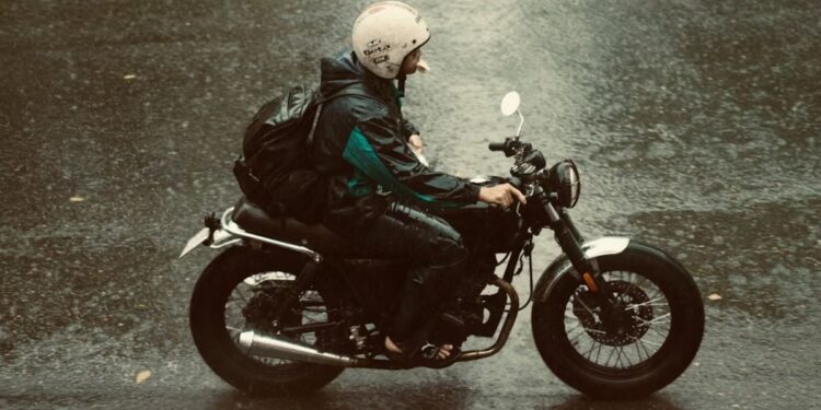 Pengendara Motor yang Juga Pengguna Kacamata Adalah Orang Paling Sial ketika Hujan